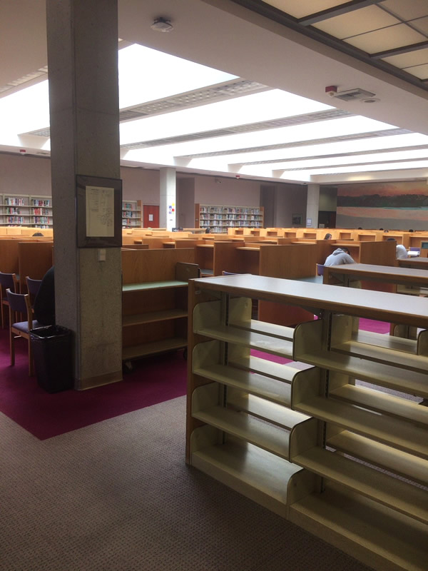図書館の自習スペース