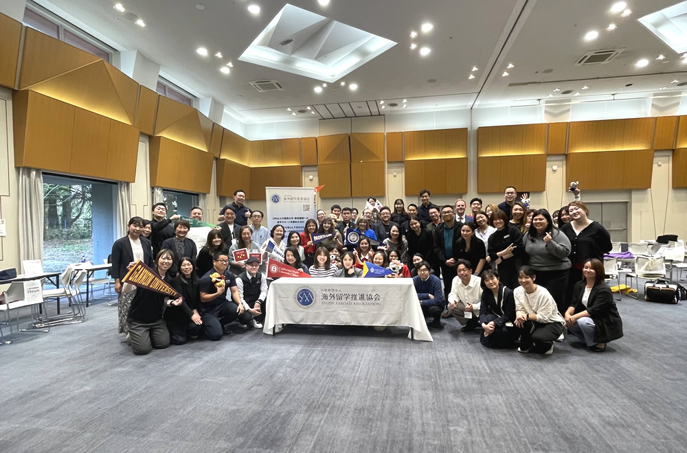 参加大学とスタッフの集合写真