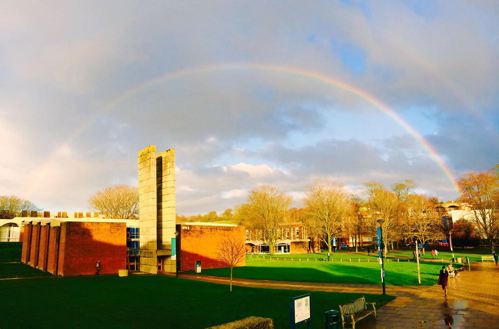虹と校舎
